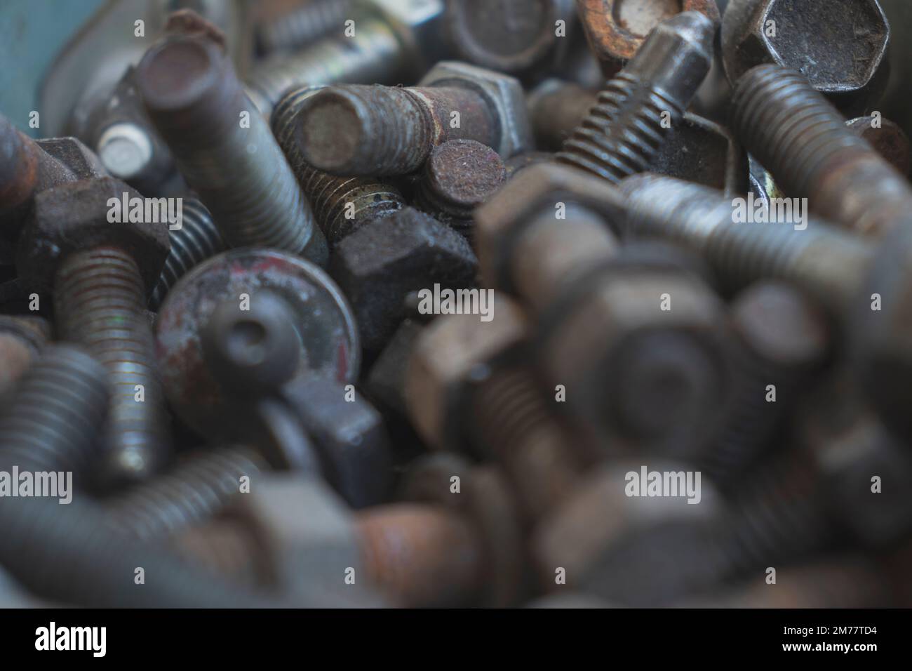 Primo piano di bulloni arrugginiti e nuovi, concetto di attrezzi meccanici per auto, industriale. Spazio di copia. Foto Stock