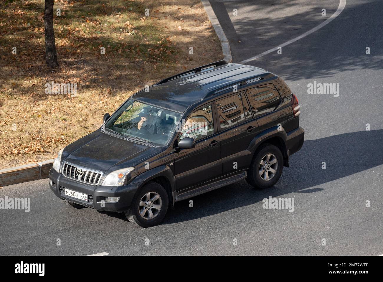 Mosca, Russia - 27 settembre 2022: Il SUV giapponese nero Toyota Land Cruiser Prado 120 2002 guida sulla strada in città ( Lexus GX) Foto Stock