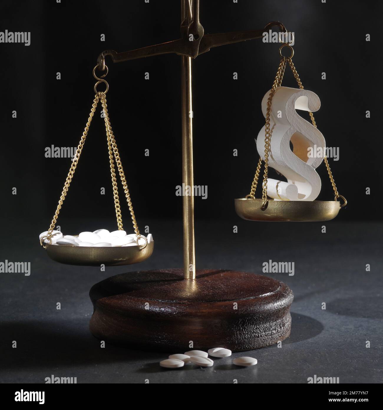 Legge in medicina. Bilancia la giustizia e le pillole su uno sfondo astratto. Il concetto di diritto medico e crimini medici Foto Stock