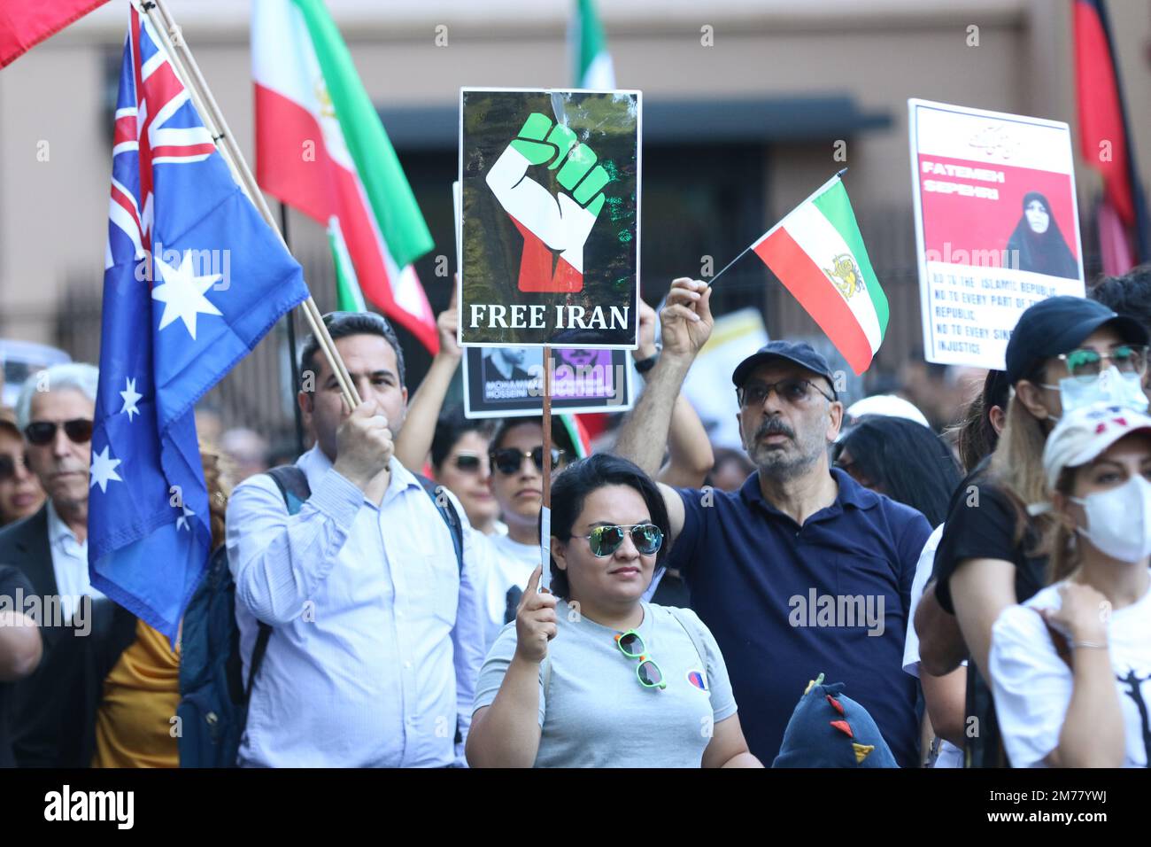 Sydney, Australia. 8th gennaio 2023. Gli iraniani protestano contro il regime islamico estremista in Iran e in particolare contro la caduta del volo PS752 nell’ambito delle proteste “donna, vita, libertà”. Il volo Ukraine International Airlines 752 è stato un volo civile internazionale di linea da Teheran a Kyiv, gestito da Ukraine International Airlines. Il 8 gennaio 2020, il Boeing 737-800 che volava sulla rotta fu abbattuto dal corpo della Guardia rivoluzionaria Islamica (IRGC) poco dopo il decollo uccidendo tutti i 176 passeggeri e l'equipaggio a bordo. Credit: Richard Milnes/Alamy Live News Foto Stock