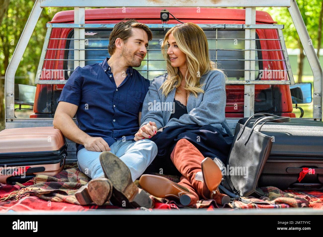 PAPAVERO MONTGOMERY e DARREN MCMULLEN a NATALE NELLA FATTORIA (2021), diretto da CHRISTOPHER WEEKES. Credit: Hoodlum Entertainment / Album Foto Stock