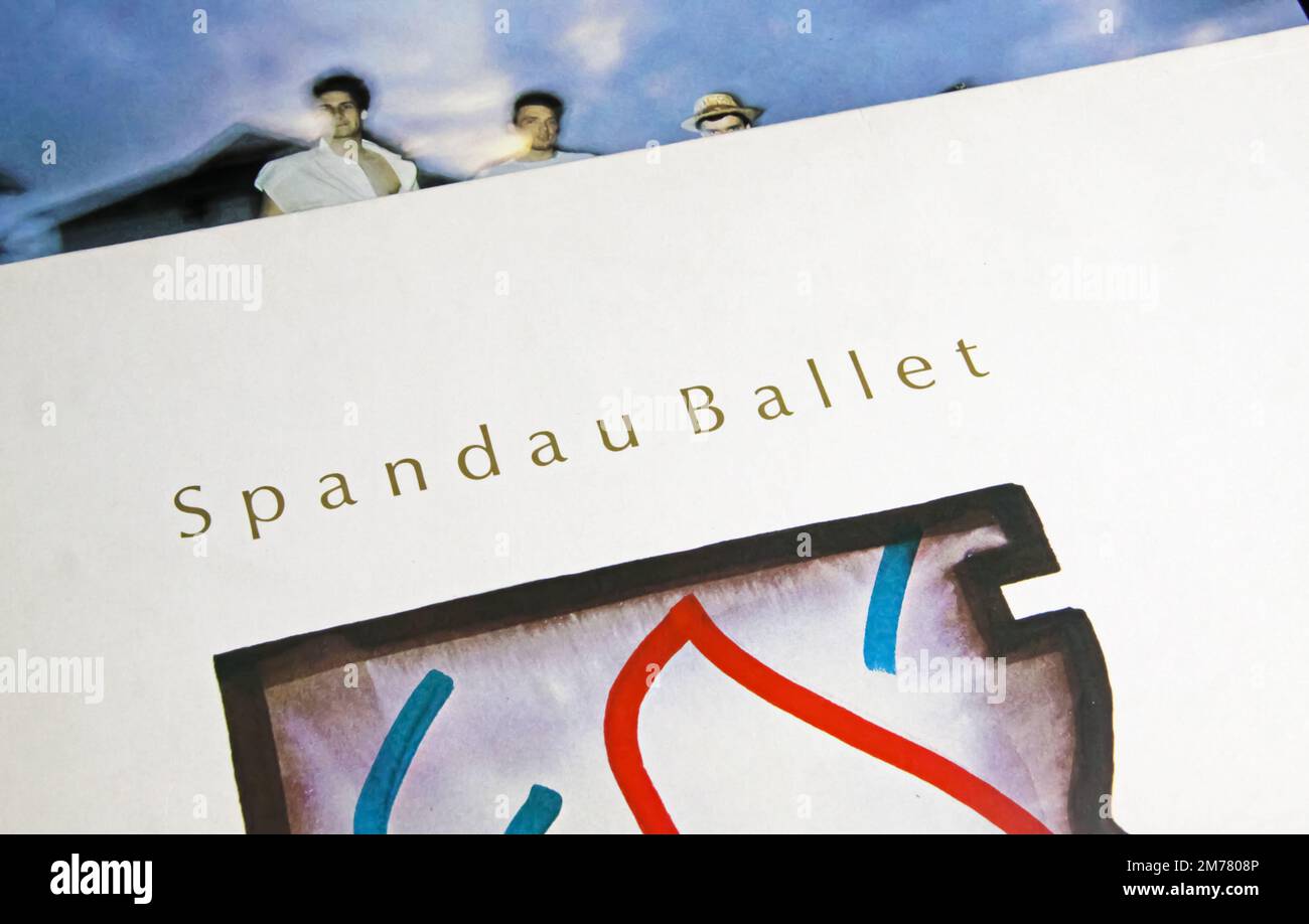 Viersen, Germania - Novembre 9. 2022: Primo piano della copertina dell'album in vinile isolato True from british 80s nuovo balletto romantico Spandau Foto Stock