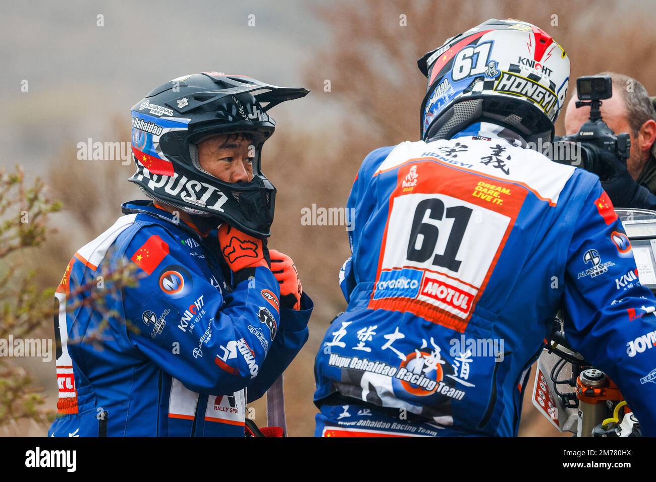 Arabia Saudita. 08th Jan, 2023. 58 MIN ZHANG (chn), Wu pu da Hai Dao Rally Team, Moto, 61 HONGYI Zhao (chn),Wu pu da Hai Dao Rally Team, Moto, durante la fase 8 della Dakar 2023 tra al Duwadimi e Riyadh, il 8th gennaio 2023 a Riyadh, Arabia Saudita - Foto Frédéric le Floca’h / DPPI Credit: DPPI Media/Alamy Live News Foto Stock