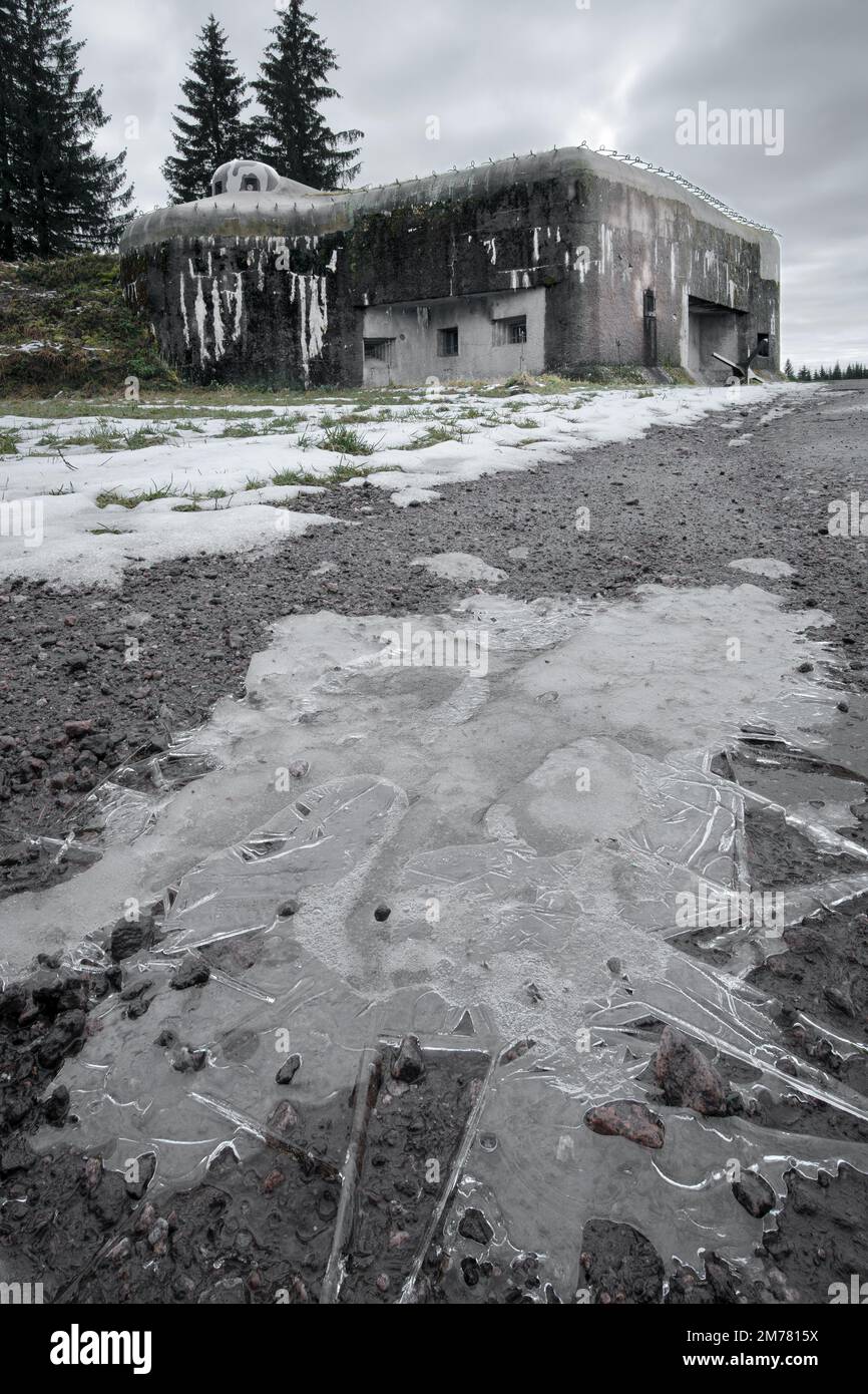 Vecchio blocco di fanteria in cemento Na holem a Bartosovice, Repubblica Ceca, in un giorno di inverno nuvoloso e cupo. Fortezza militare costruzione su un freddo Foto Stock