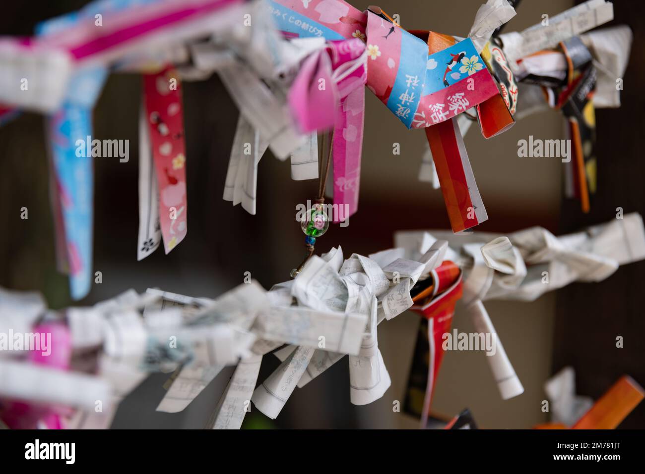 Una sfilata che racconta la fortuna al primo piano del Santuario di Tomioka Foto Stock