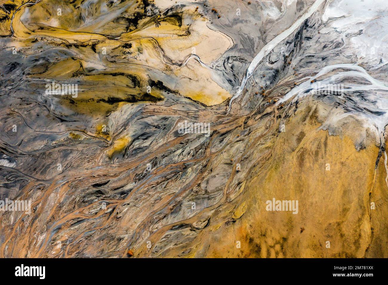 Vista aerea del famoso sito di disastro di fango rosso, linee astratte, paesaggio surreale, sensazione islandese. Foto Stock