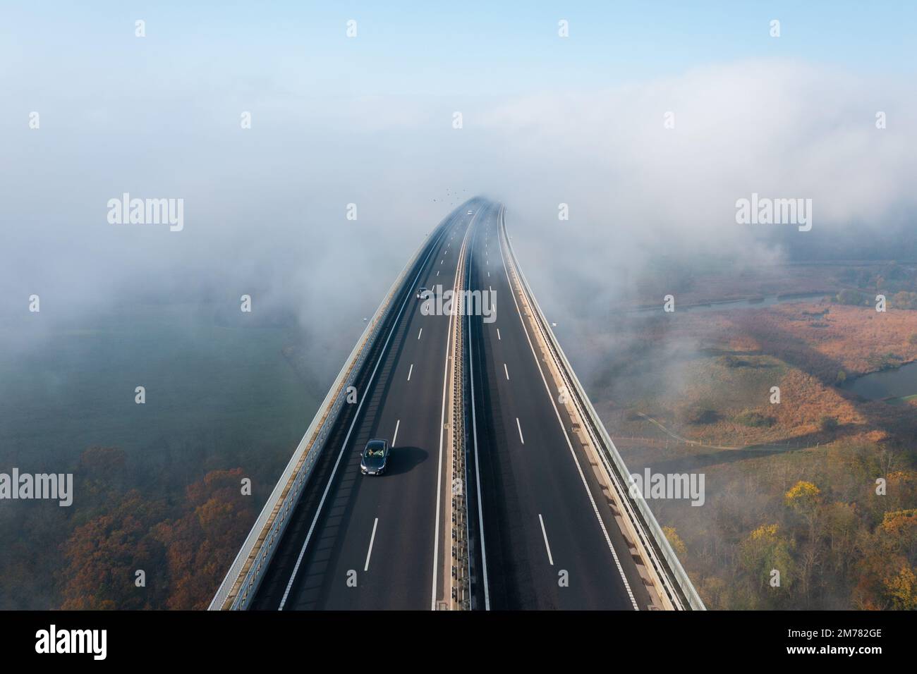 Vista aerea sul famoso Viadotto di Koroshegy coperto dalla nebbia, vicino al lago Balaton. Foto Stock