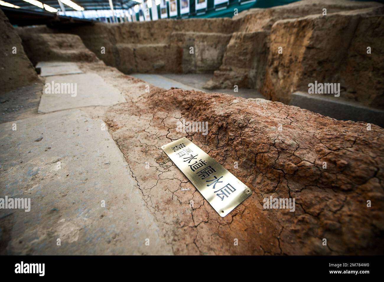 Luoyang. 6th Jan, 2023. Questa foto scattata il 6 gennaio 2023 mostra le rovine dei canali d'acqua risalenti alle dinastie Wei e Jin (220-420) nel sito della città di Luoyang a Luoyang, nella provincia di Henan della Cina centrale. Il sito dell'antica capitale Luoyang, nell'odierna provincia di Henan, ha recentemente scoperto oltre 80 metri di canali d'acqua risalenti alle dinastie Wei e Jin (220-420). Indica le tecniche mature di costruzione di impianti di conservazione dell'acqua e la capacità delle dinastie di utilizzazione delle risorse idriche e di aggiornamento ambientale di allora. Credit: Liu Bing/Xinhua/Alamy Live News Foto Stock