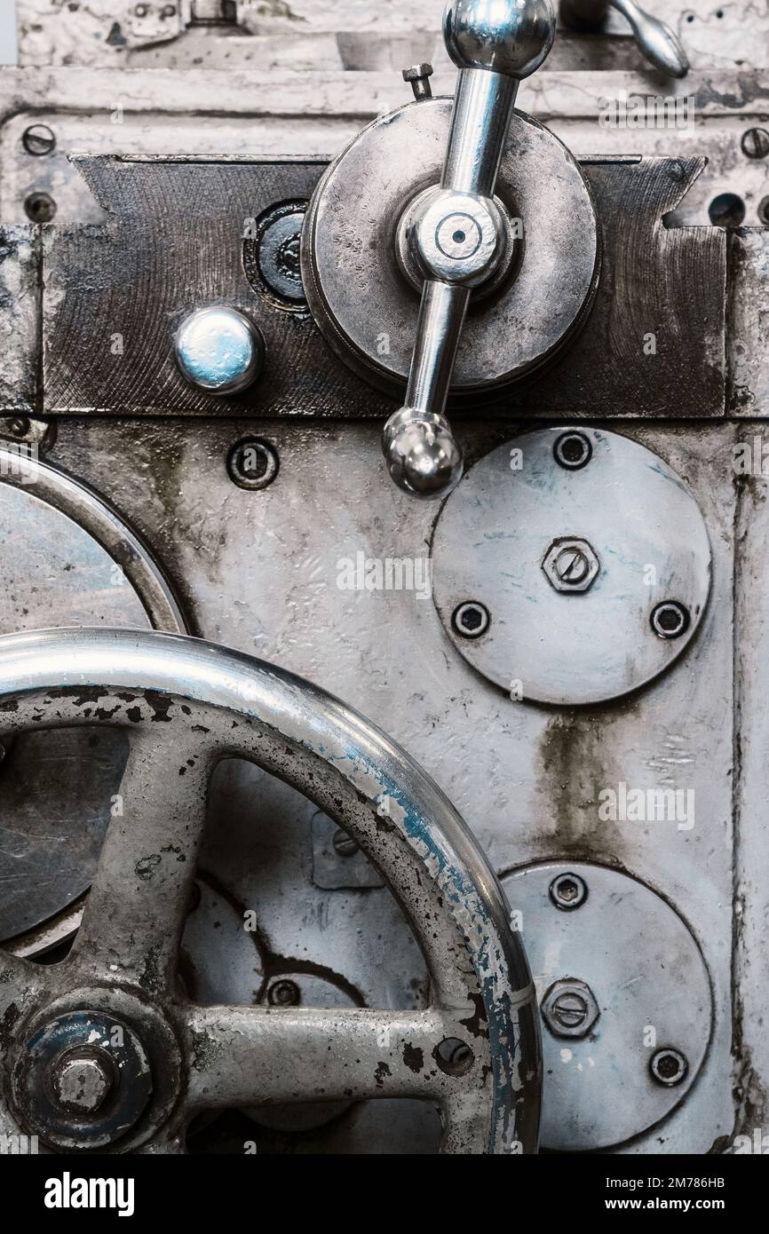 Tornio vecchio per lavorazione del metallo. Tipo di parti in metallo della macchina nel laboratorio di tornio in fabbrica. Contesto industriale. Apparecchiature industriali.. Foto Stock