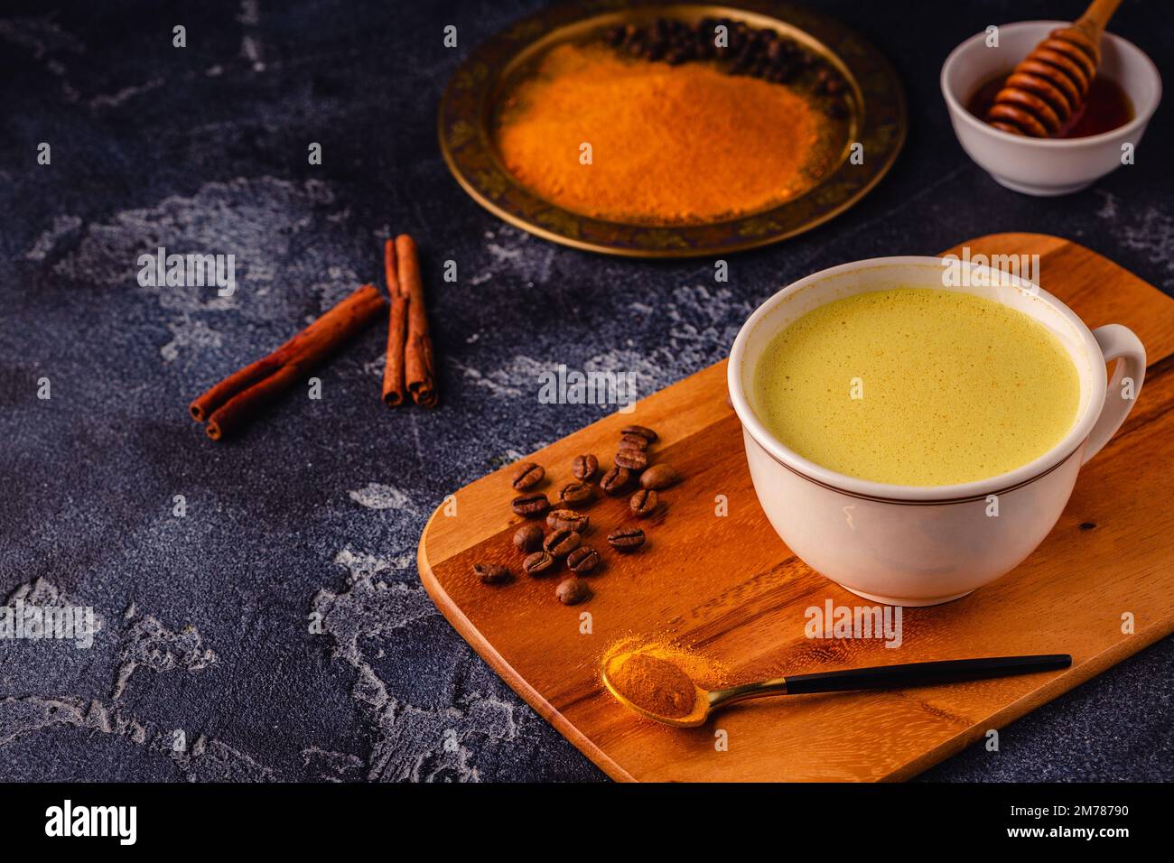 Caffè con curcuma, miele e cannella. Bevanda sana. Foto Stock