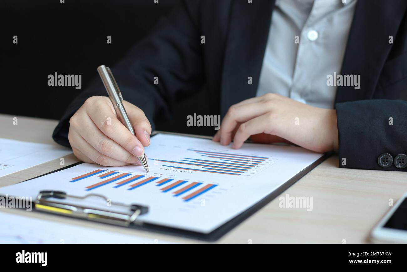 Gli imprenditori finanziari analizzano il grafico delle prestazioni della società per creare profitti e crescita, rapporti di ricerche di mercato e statistiche sul reddito, Fina Foto Stock