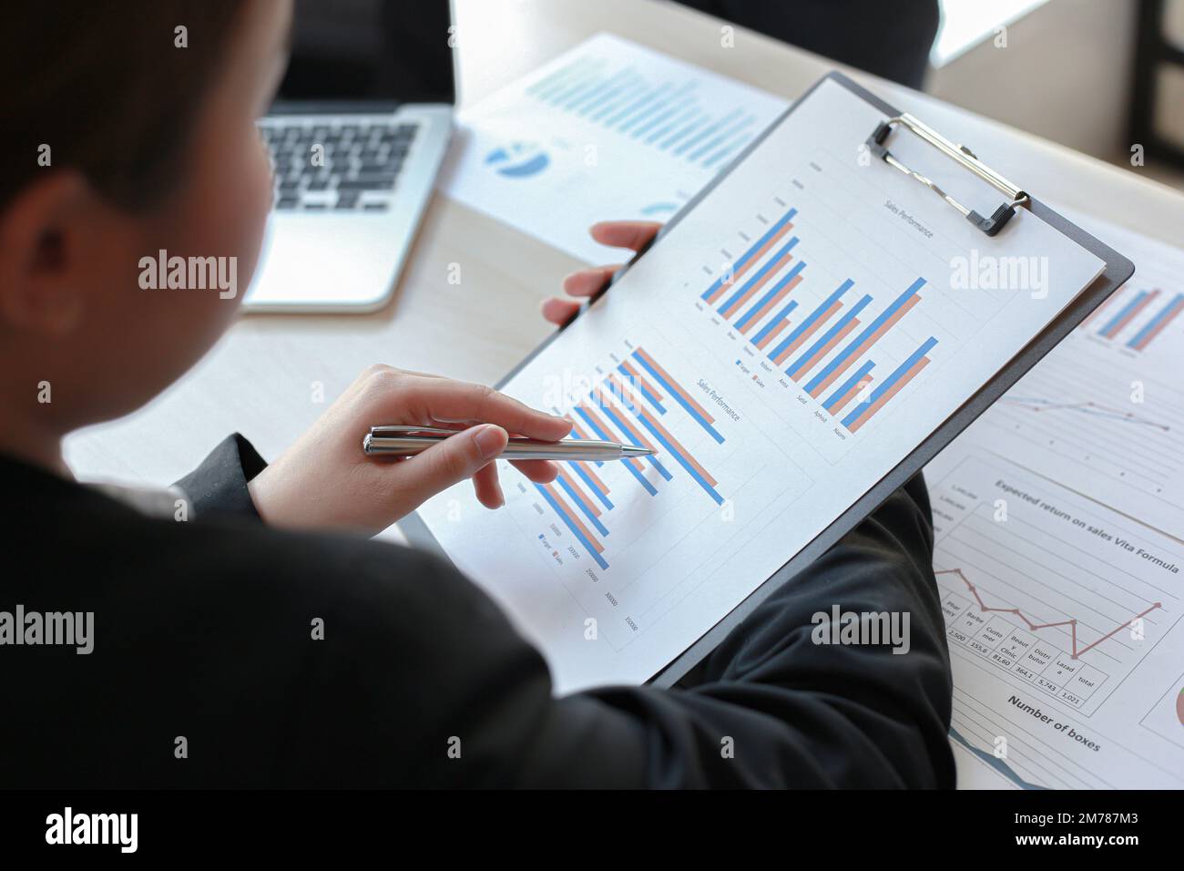 Gli imprenditori finanziari analizzano il grafico delle prestazioni della società per creare profitti e crescita, rapporti di ricerche di mercato e statistiche sul reddito, Fina Foto Stock