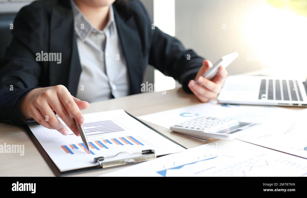 Gli imprenditori finanziari analizzano il grafico delle prestazioni della società per creare profitti e crescita, rapporti di ricerche di mercato e statistiche sul reddito, Fina Foto Stock