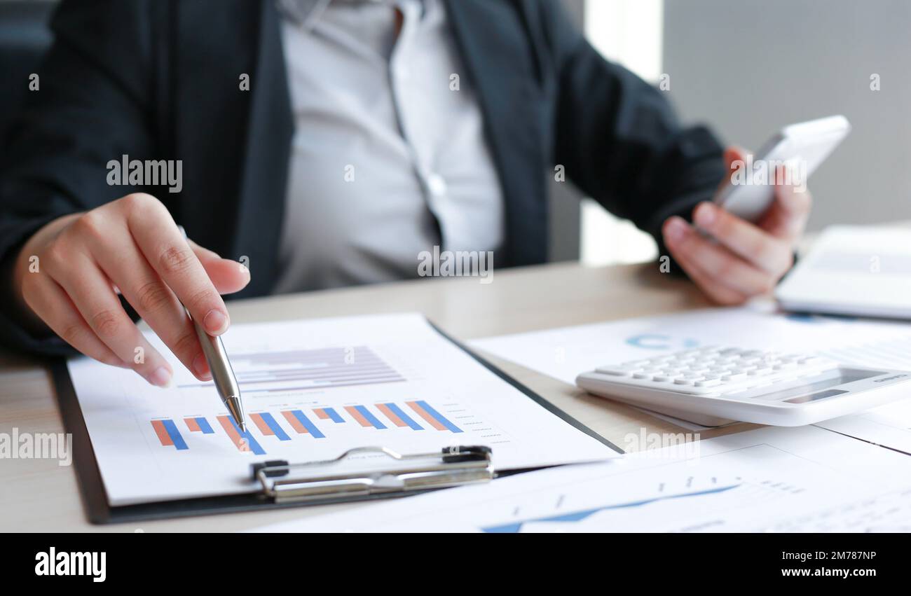 Gli imprenditori finanziari analizzano il grafico delle prestazioni della società per creare profitti e crescita, rapporti di ricerche di mercato e statistiche sul reddito, Fina Foto Stock