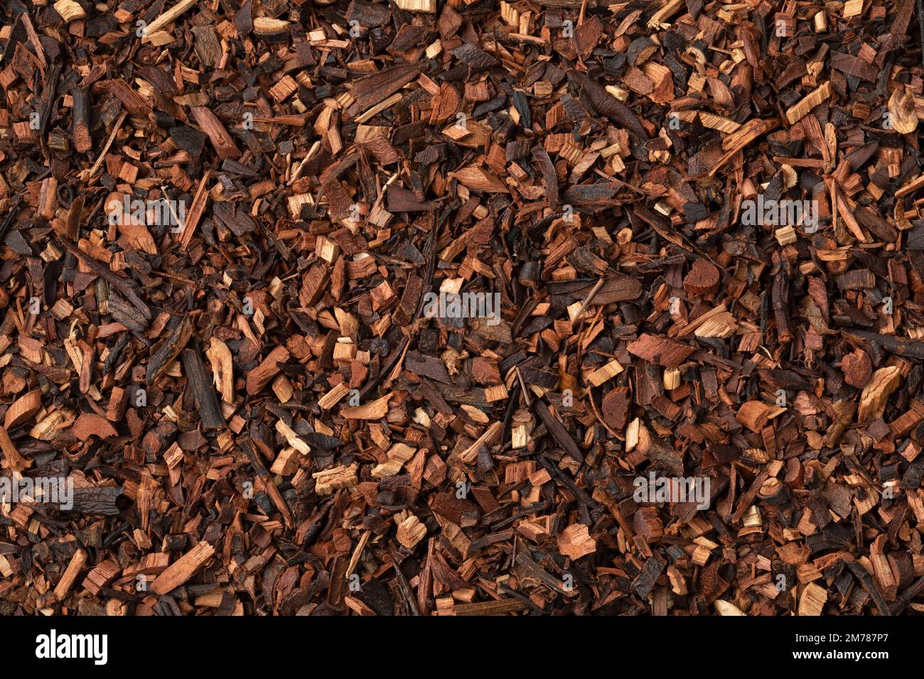 Le foglie essiccate di tè di Honeybush dal Sudafrica si avvicinano completamente alla struttura come sfondo Foto Stock