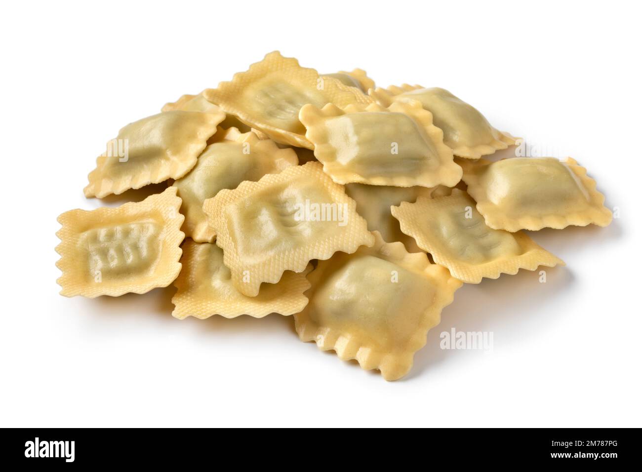 Un mucchio di raviolini tradizionali italiani freschi ripieni di Basilico e Provolone primo piano isolato su sfondo bianco Foto Stock
