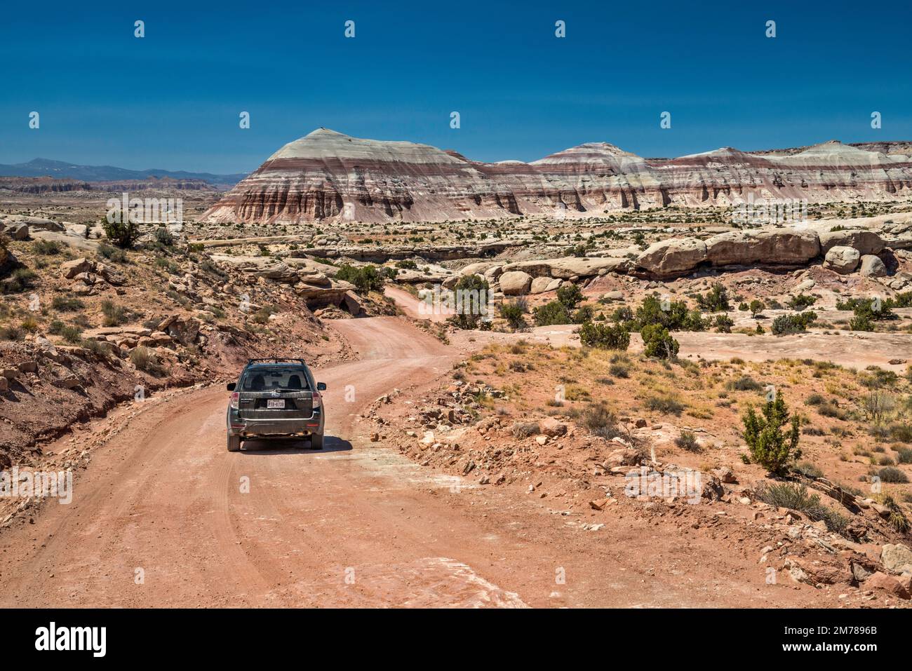 Cathedral Valley Road attraversando Caineville Wash, Middle Desert, vicino al Capitol Reef National Park, Utah, USA Foto Stock