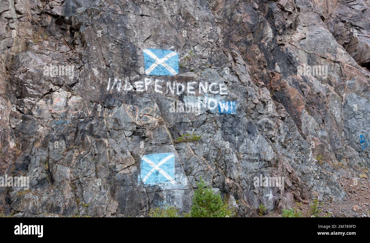 La protesta dell'indipendenza scozzese dipinse su una faccia rocciosa accanto agli anni 'A9 nelle Highlands della Scozia, Regno Unito. Foto Stock