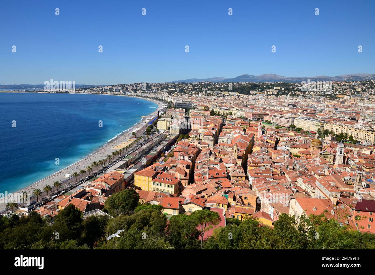 Francia, costa azzurra, Nizza città vista dalla collina del castello offre un magnifico panorama sulla baia degli Angeli e la città vecchia. Foto Stock
