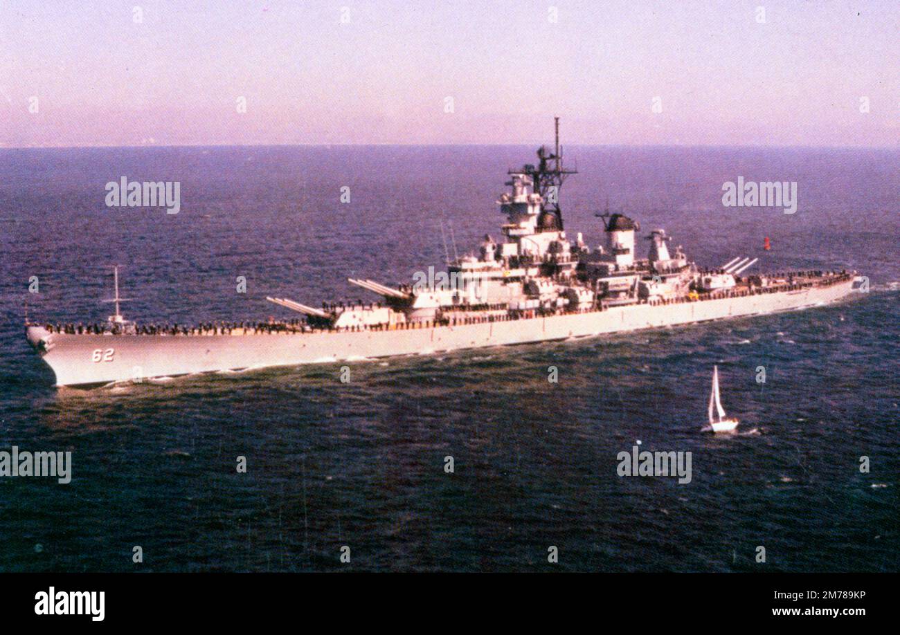 La USS New Jersey (BB-62) è una nave da guerra di classe Iowa, ed è stata la seconda nave della Marina degli Stati Uniti a prendere il nome dallo stato statunitense del New Jersey. È stata spesso indicata con affetto come 'Big J'. Il New Jersey si è guadagnato più stelle in battaglia per le azioni di combattimento rispetto alle altre tre corazzate di classe Iowa completate, ed è stata l'unica corazzata statunitense che ha fornito supporto durante la guerra del Vietnam. Foto Stock