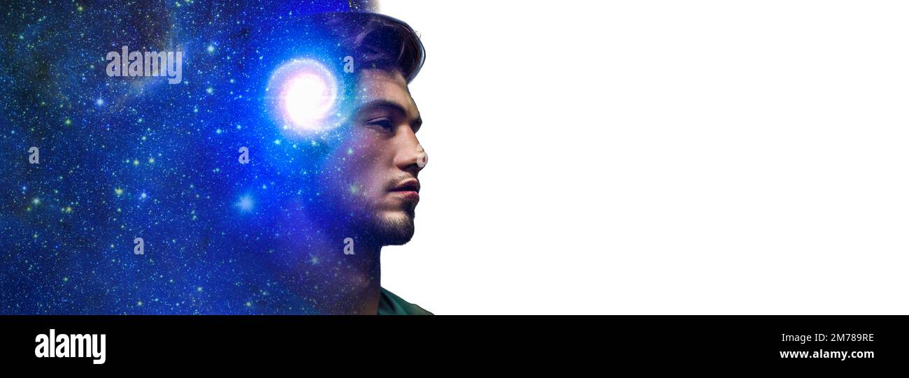silhouette dell'uomo con spazio. Universo all'interno. Silhouette di uomo con spazio come cervello. Temi scientifici e filosofici. Esplorando questo grande wor Foto Stock