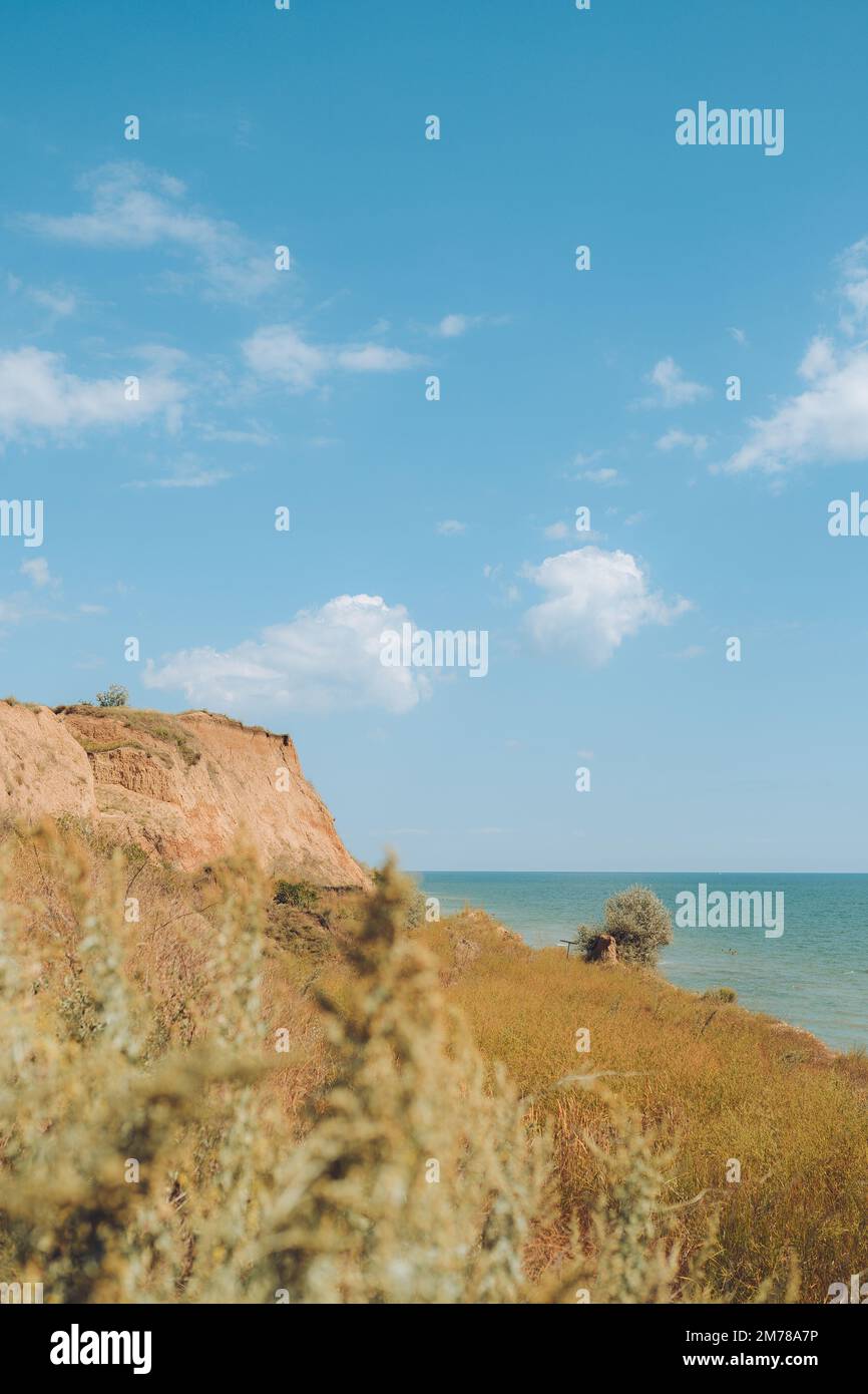 Paesaggio incredibile con baia di mare, spiaggia di sabbia e colline costiere e rocce in estate. Viaggio al mare. Foto Stock