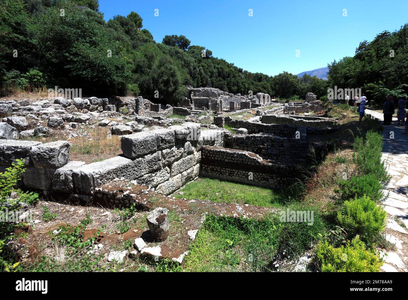 Rovine della zona delle origini sacre, l'antica Butrint, patrimonio dell'umanità dell'UNESCO, il Parco Nazionale di Butrint, il distretto di Saranda, l'Albania meridionale, l'Europa Foto Stock