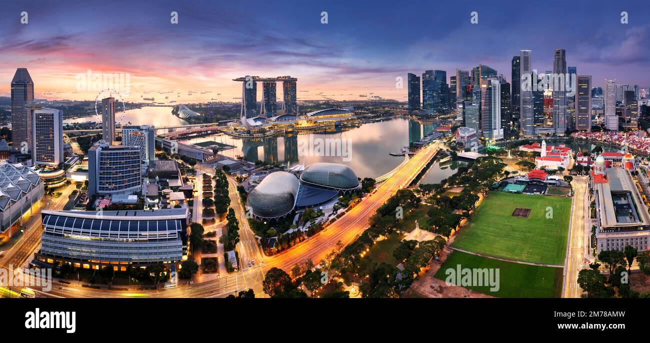 Skyline di Singapore al tramonto Foto Stock