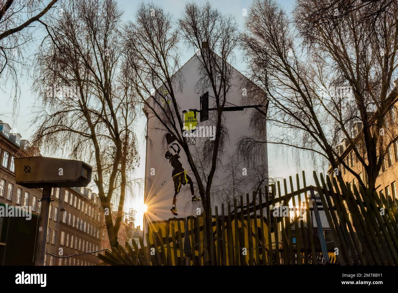 Un'immagine a basso angolo di un graffito da basket su un edificio a muro in un quartiere locale Foto Stock
