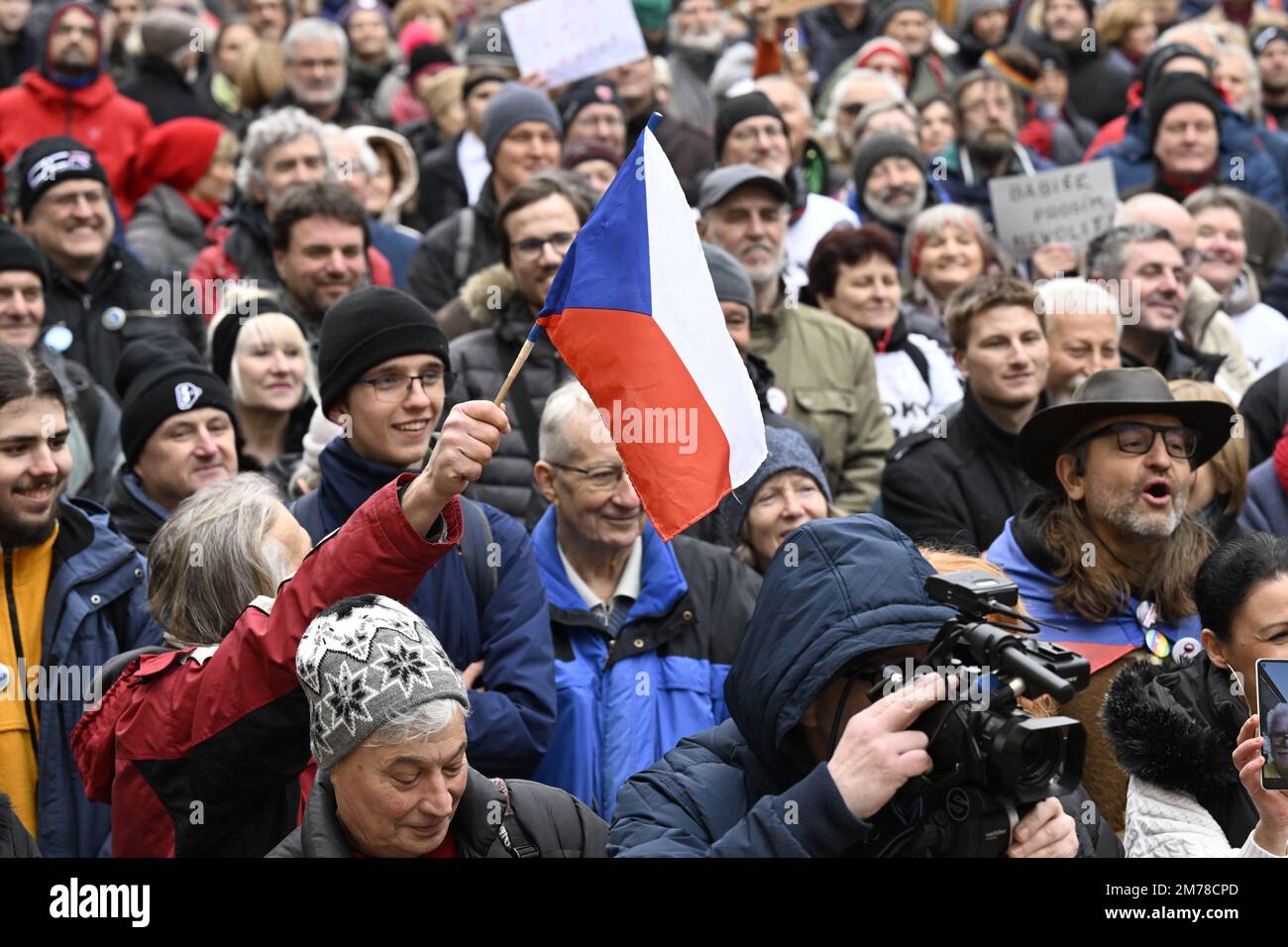 Praga, Repubblica Ceca. 08th Jan, 2023. Milioni di momenti per la democrazia il gruppo organizza una dimostrazione per ricordare l'importanza delle elezioni presidenziali nel Castello di Praga, Repubblica Ceca, 8 gennaio 2022. Credit: Michaela Rihova/CTK Photo/Alamy Live News Foto Stock