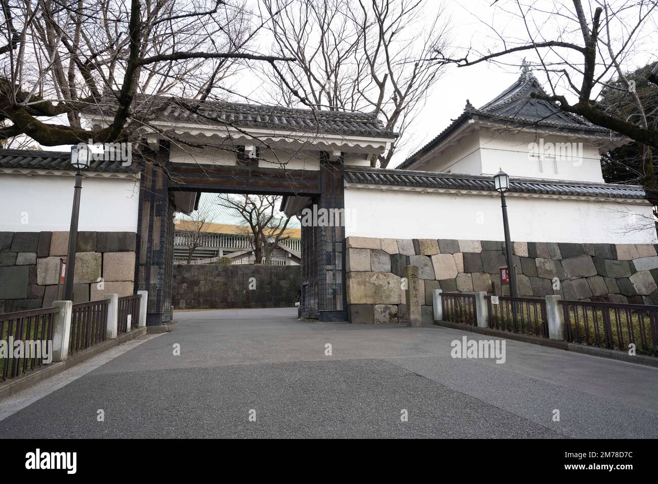 Tokyo, Giappone. 6th Jan, 2023. La porta Tayasumon (¬åœ® å-€) al Giardino Nazionale di Kitanomaru (åŒ-ã®ä¸¸å…') nel Palazzo Imperiale Giapponese, sede del Nippon Budokan e del Museo Nazionale di Arte moderna Il Palazzo Imperiale è il centro del governo giapponese nella città di Chiyoda e funge da residenza ufficiale dell'Imperatore. (Credit Image: © Taidgh Barron/ZUMA Press Wire) Foto Stock