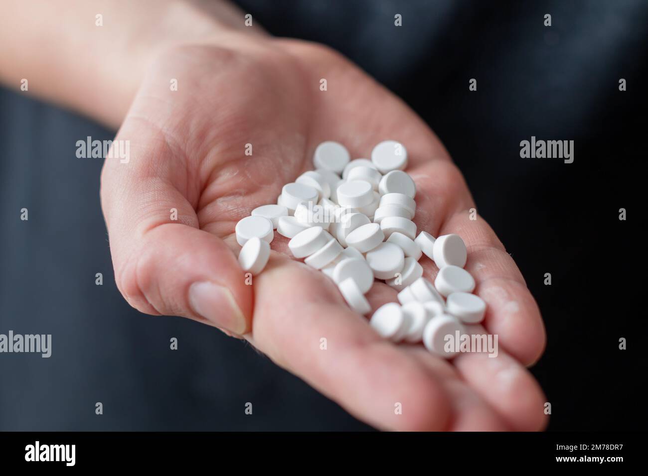 Placebo pillole tenendo in mano - vista ravvicinata Foto Stock