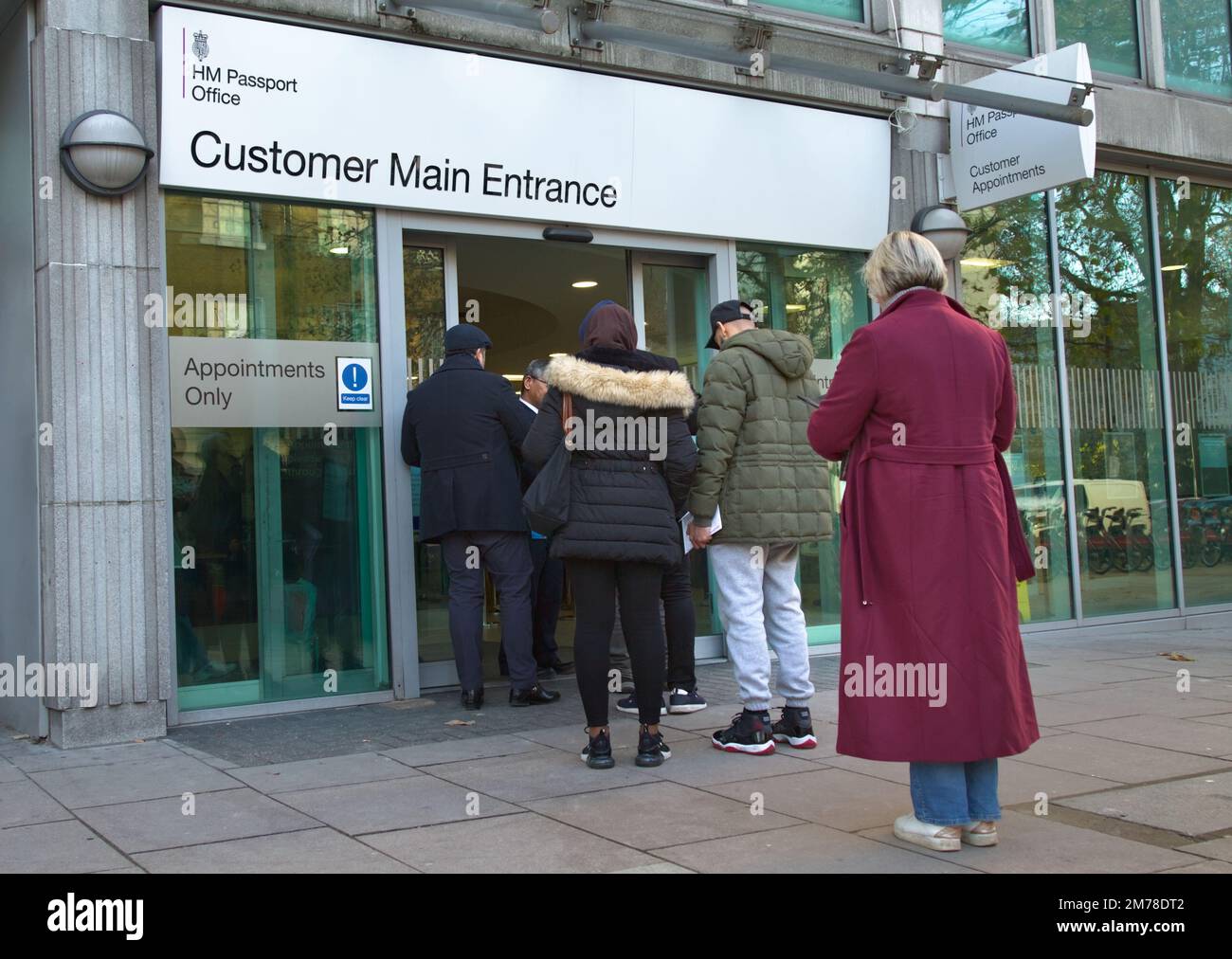 Folla di persone che si accodano all'esterno dell'HM Passport Office ingresso principale del cliente, 2 Marsham Street, Londra uk Foto Stock