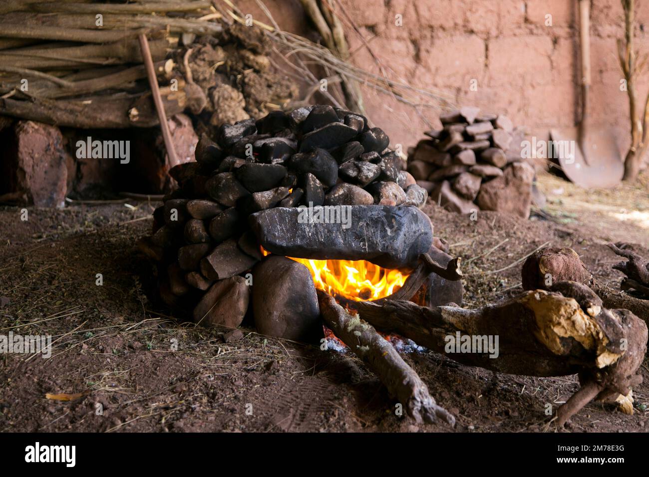 Per preparare la cerimonia di Pachamanca, devi prima preparare un forno con pietre che si scalderanno per 4 ore. Quando le pietre sono calde, cuocere Foto Stock