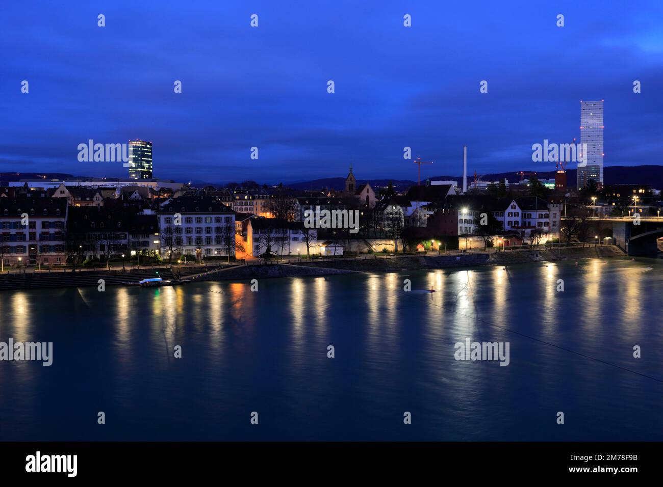 Vista del tramonto su Klein Basel, Mittlere Brücke ponte, sul fiume Reno, la città di Basilea, il Cantone di Basilea Città, Svizzera, Europa Foto Stock