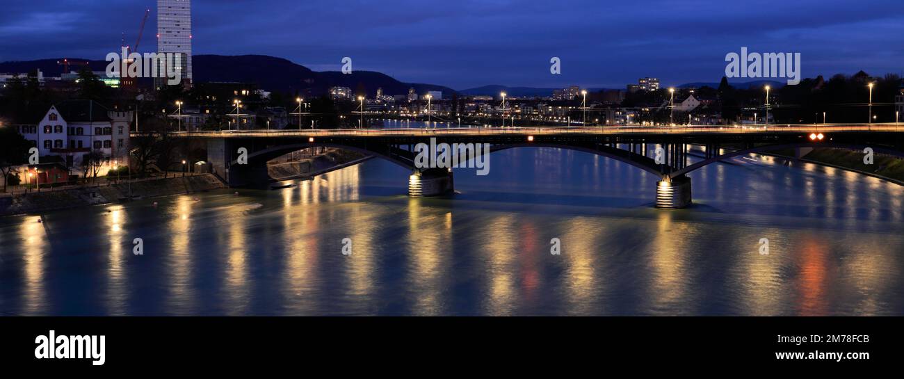 Vista del tramonto oltre il ponte Wettsteinbrucke, il fiume Reno, la città di Basilea, il Cantone di Basilea Città, Svizzera, Europa Foto Stock