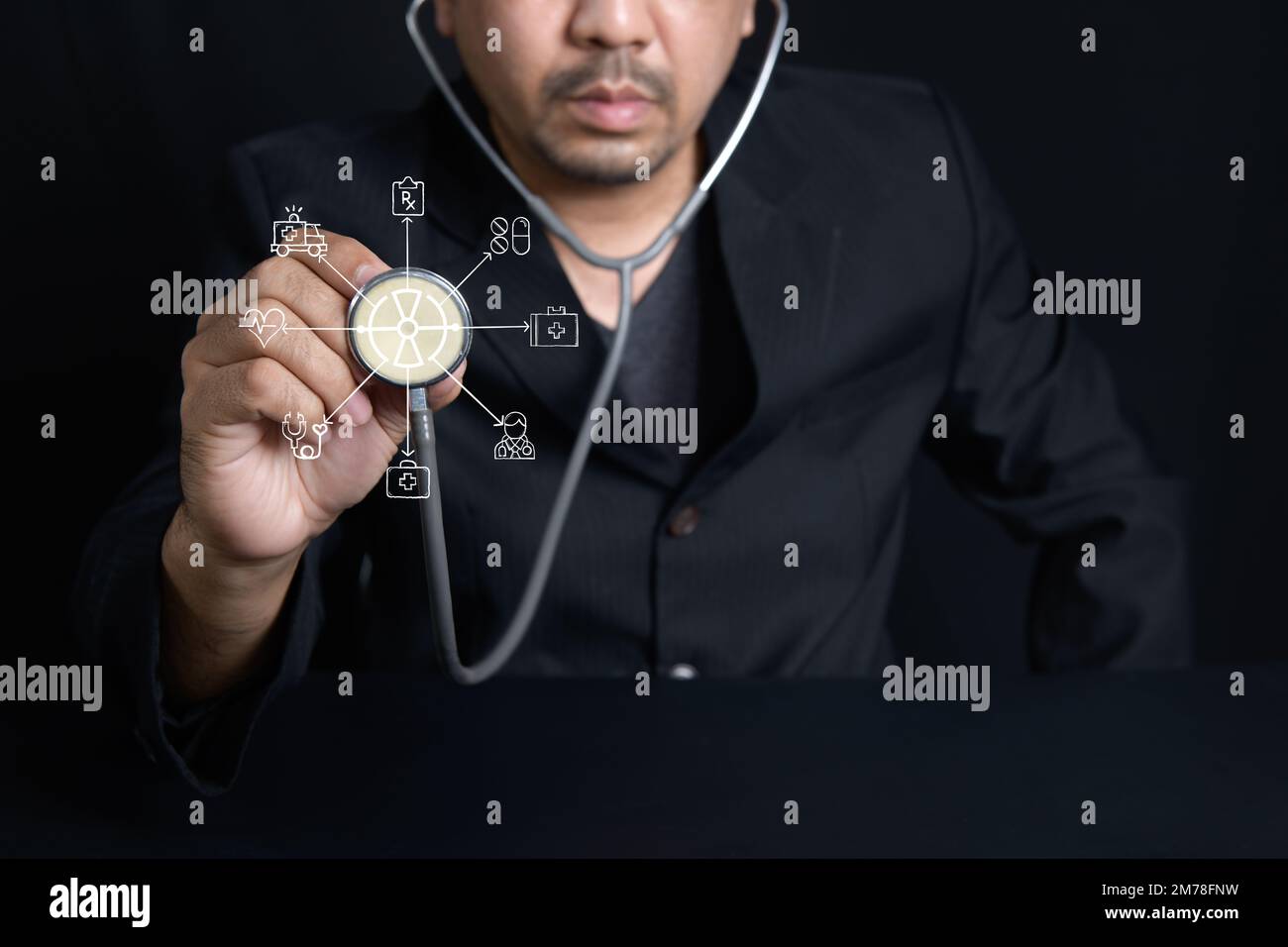 Medico con stetoscopio e schermo virtuale con icone di linea di emergenza su sfondo nero, concetto di servizio Foto Stock