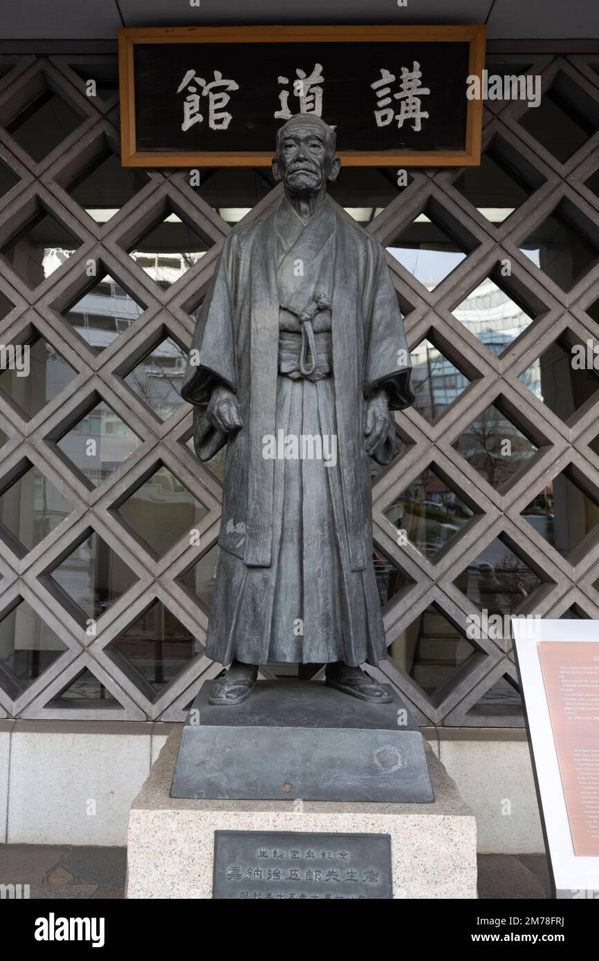 Tokyo, Giappone. 6th Jan, 2023. Uno statuto bronzeo di JIGORO KANO al di fuori dell'Istituto Kodokan. Il Kodokan è un'organizzazione di arti marziali e scuola di JUDO ed è considerato la mecca della competizione internazionale JUDO. Fu fondata nel 1882 da Jigoro Kano a Shibuya-ku. Il Kodokan è il quartier generale della Federazione Internazionale di Judo. È anche la sede del museo Kodokan JUDO, che contiene una collezione di manufatti storici di judo, documenti e fotografie. Il Kodokan Institute offre lezioni per professionisti del judo di tutti i livelli, dai principianti agli avanzati, e anche io mi ospita Foto Stock