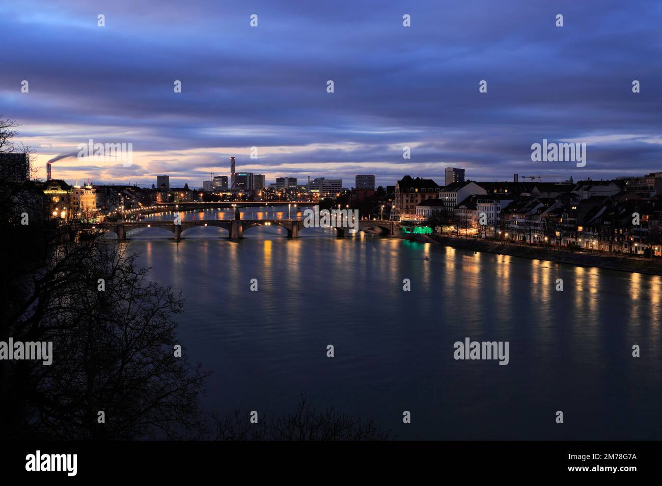 Vista del tramonto su Klein Basel, Mittlere Brücke ponte, sul fiume Reno, la città di Basilea, il Cantone di Basilea Città, Svizzera, Europa Foto Stock