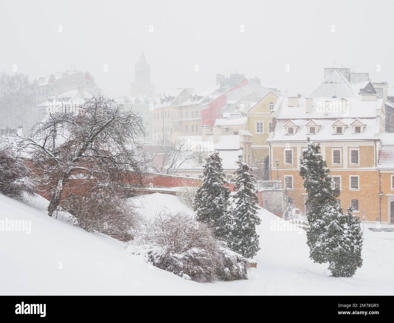 Attacco di inverno. Città nella neve fresca. Foto Stock