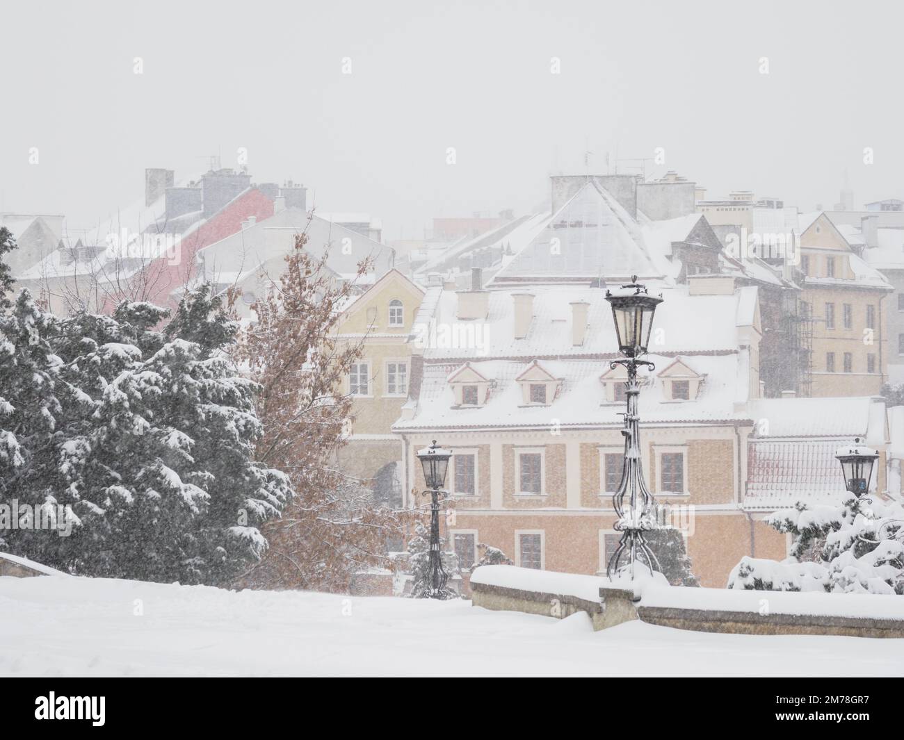 Attacco di inverno. Città nella neve fresca. Foto Stock