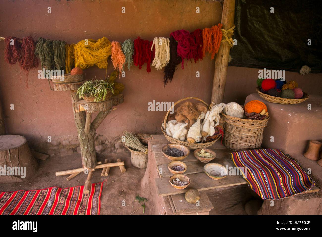 Materiale per la produzione di artigianato tessile in una comunità indigena in Perù. Foto Stock