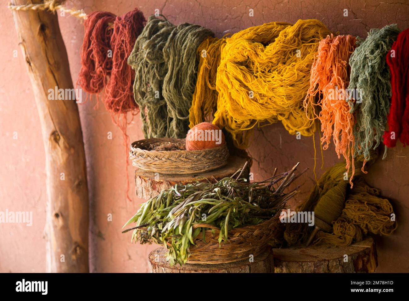 Materiale per la produzione di artigianato tessile in una comunità indigena in Perù. Foto Stock
