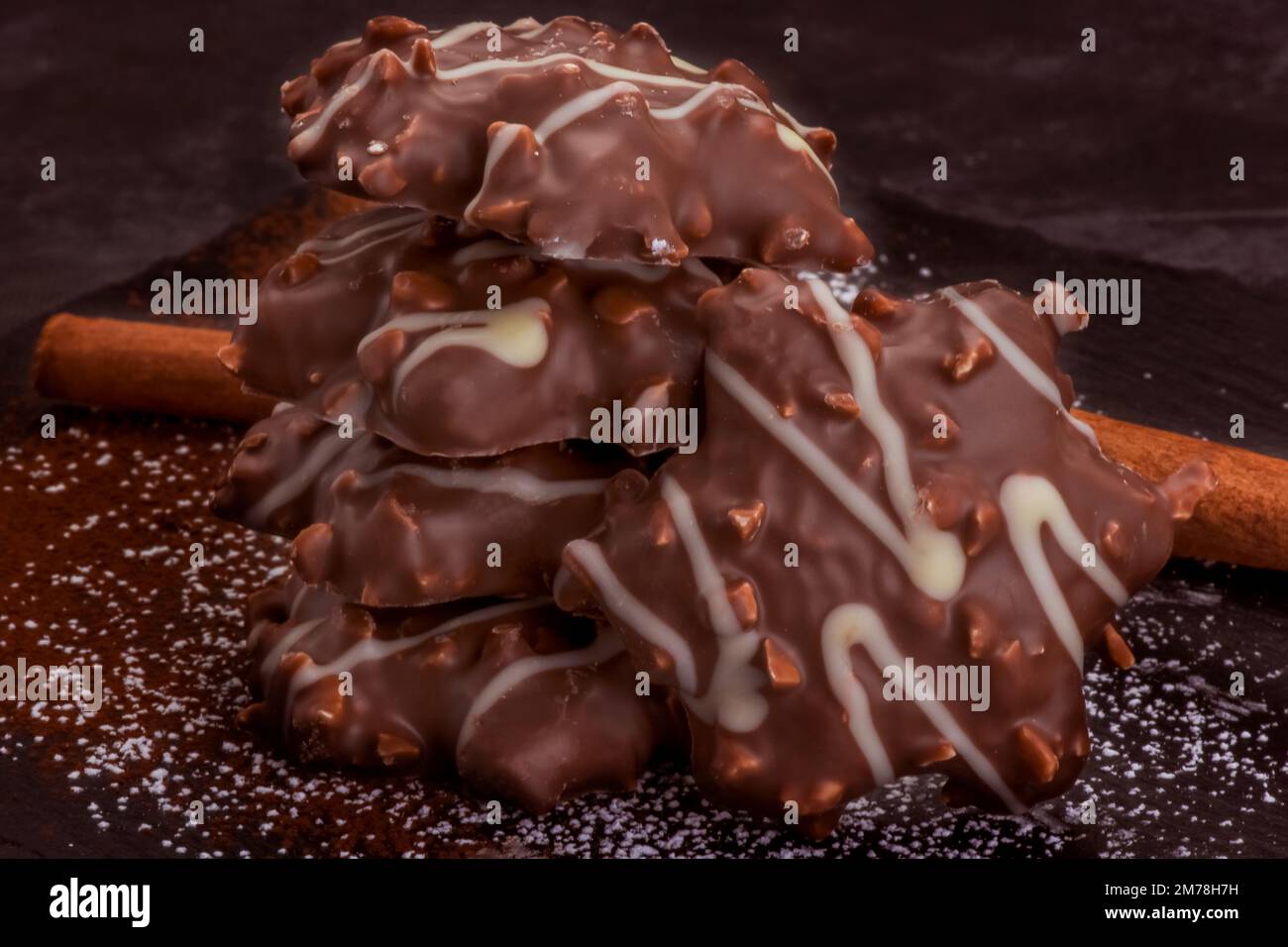 Primo piano di pane di zenzero fatto in casa con cioccolato fondente Foto Stock