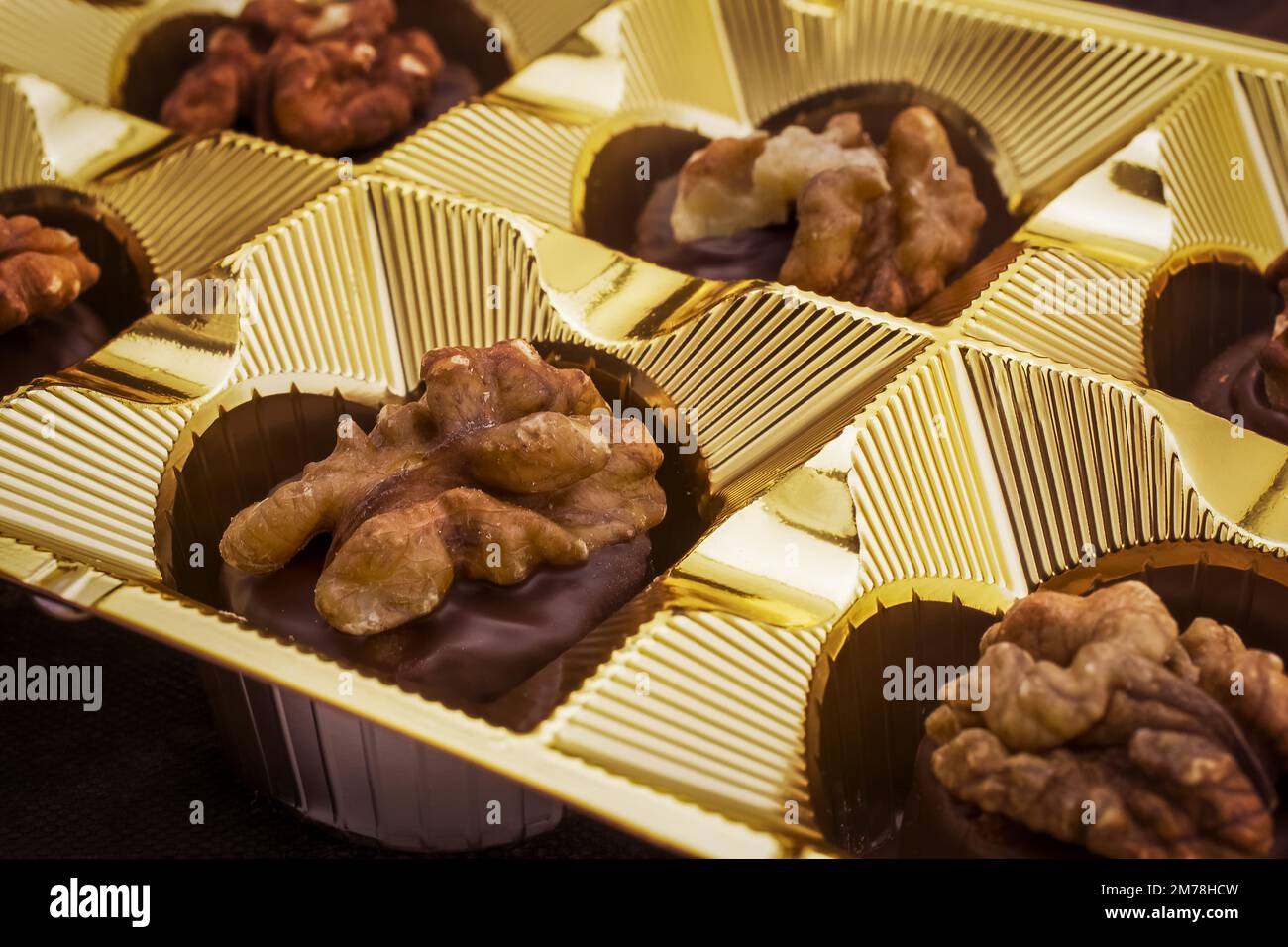 Primo piano di praline al cioccolato fondente farcite di noce Foto Stock