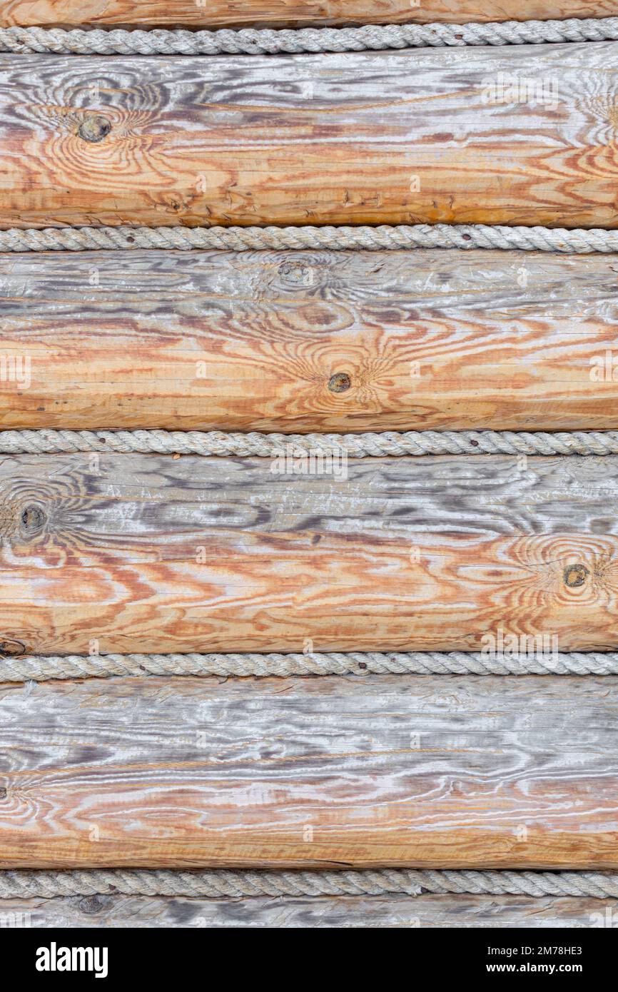 sfondo in forma di un muro di tronchi di legno. muro di tronchi Foto Stock