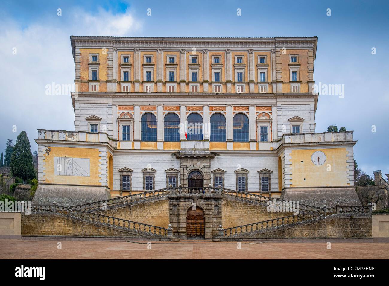 Vista laterale del fronte sud-orientale principale di Palazzo Farnese o Villa Farnese. Caprarola, Viterbo, Lazio, Italia, Europa. Foto Stock