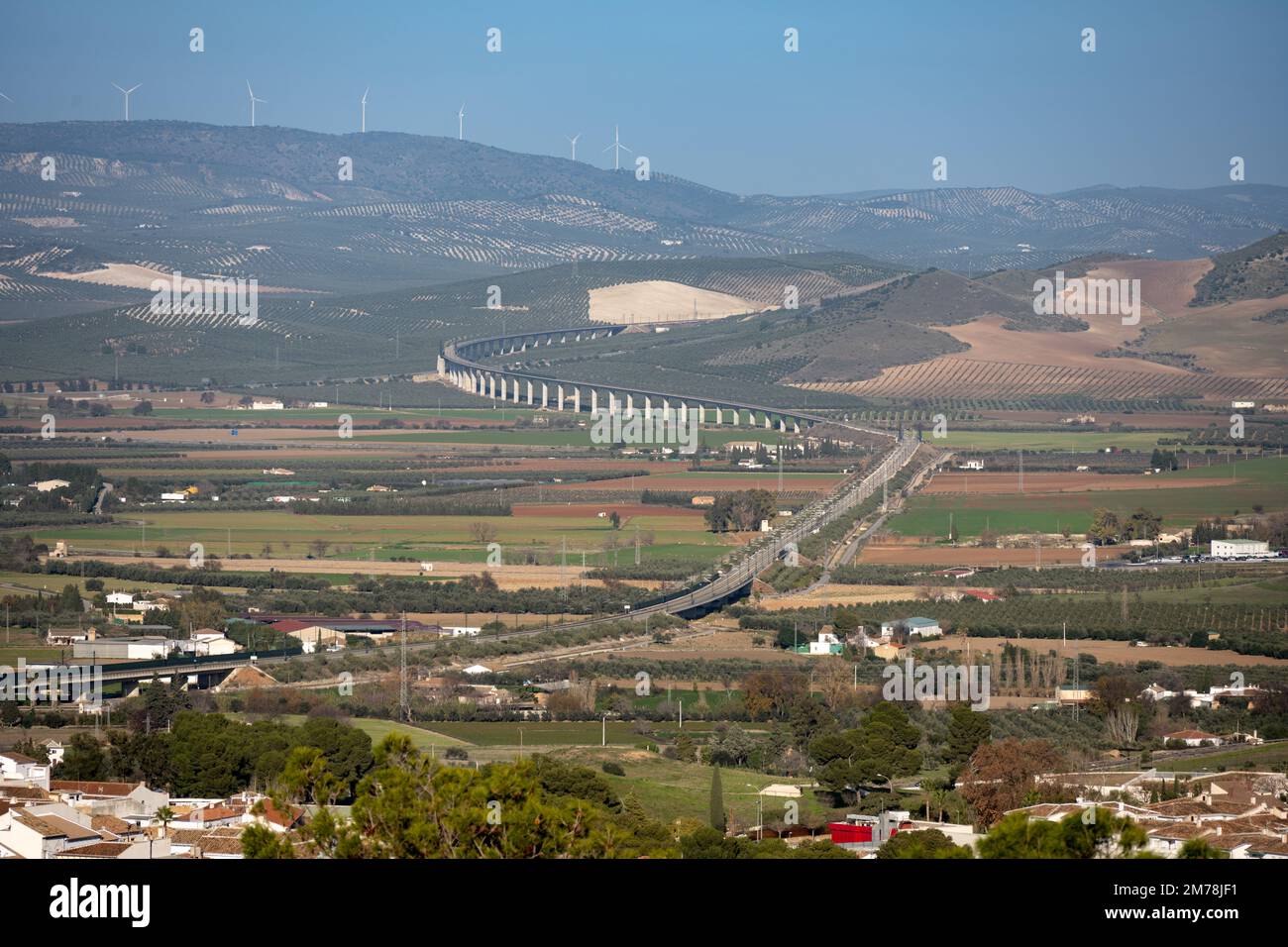 Parte della rete ferroviaria spagnola ad alta velocità intorno alla piccola città rurale di Antequera, Spagna Foto Stock