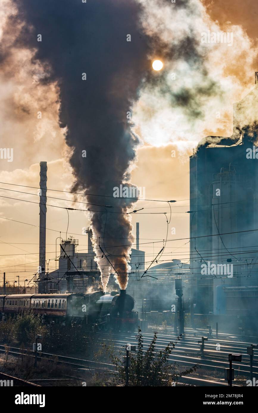 Il Cracker di Natale di Pennine Moors (Leicester - Blackburn) trainato dalla locomotiva a vapore Mayfower alla stazione di Warrington Bank Quay. Foto Stock