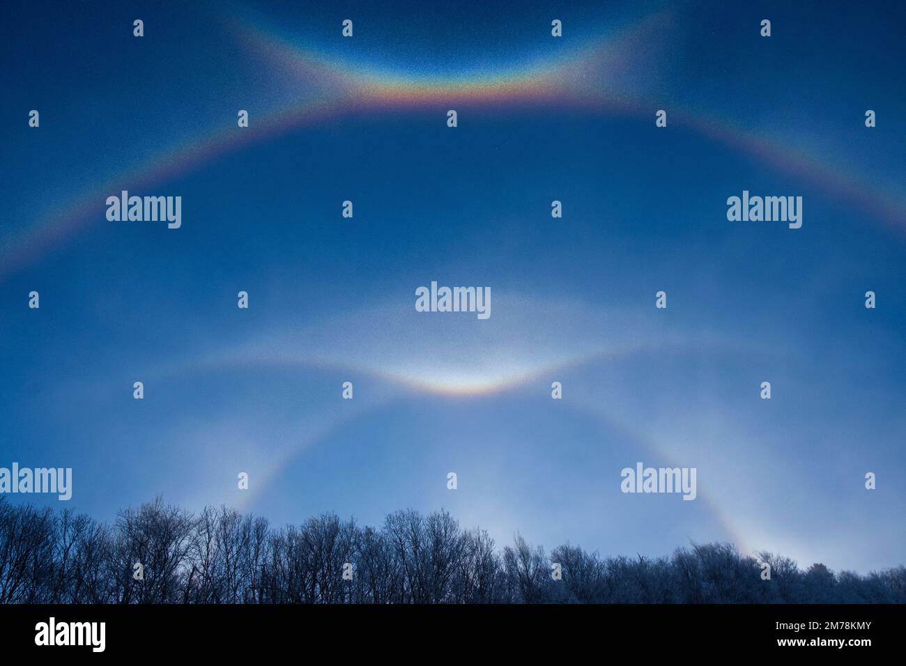 Halos: 22 gradi halos, archi tangenziali orizzontali, 46 gradi halos, arco circumzenithal, Sugarbush Ski Resort, Warren, VT, Stati Uniti. Foto Stock
